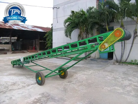 băng tải hàng lên xe