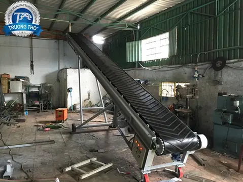băng tải nâng hạ 8m