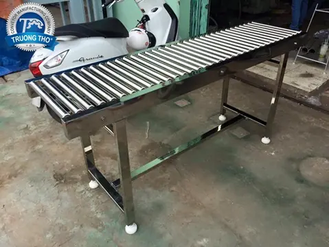 băng tải con lăn inox tải bình nước