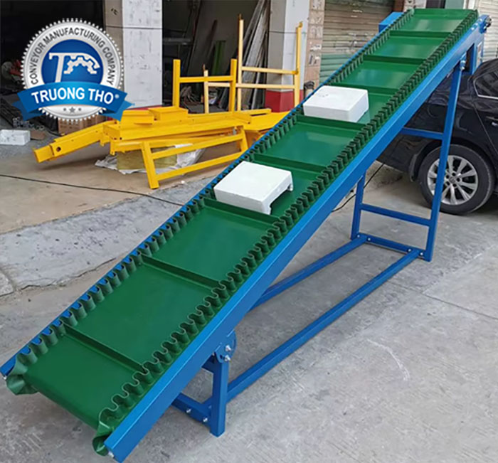 Băng tải PVC nghiêng