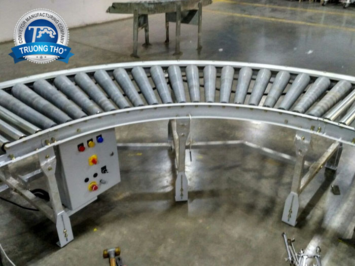 băng tải con lăn góc cong 90 độ