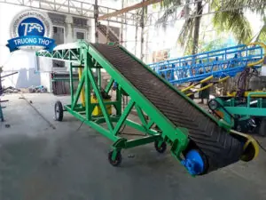 Băng tải hàng lên xe container