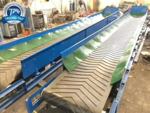 Băng tải cao su lòng máng tải rơm đóng bao
