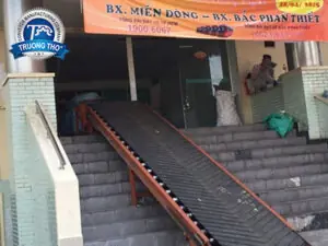 Băng tải cao su nghiêng