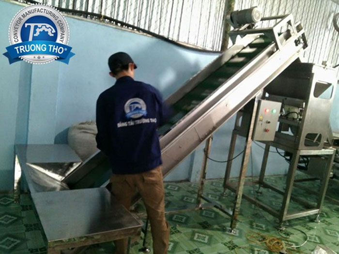 Băng tải PVC cấp liệu hạt điều