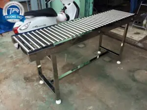 Băng tải con lăn inox tải bình nước
