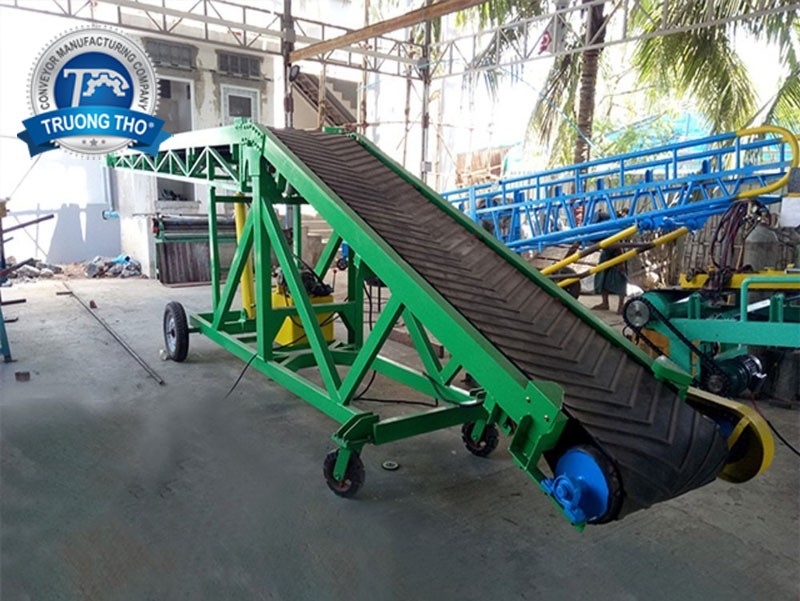 băng tải hàng lên xe container