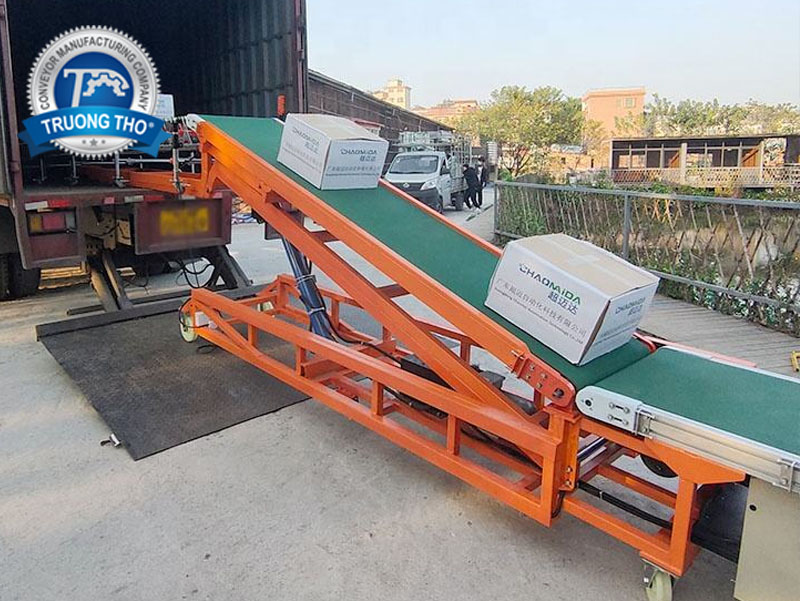 băng tải hàng lên xe container