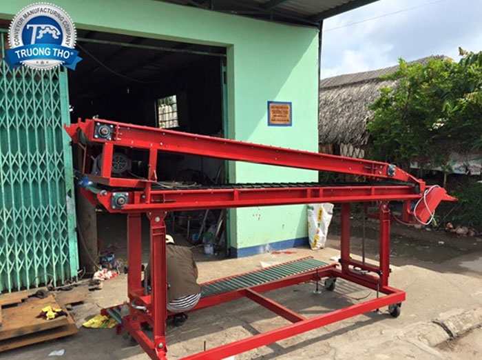 băng tải hàng lên xe tải