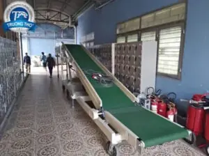 Băng tải PVC nâng hạ di động