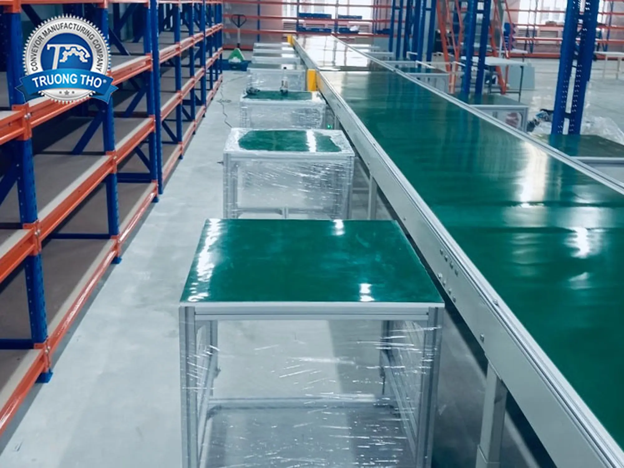 Băng tải PVC tải chai nhựa