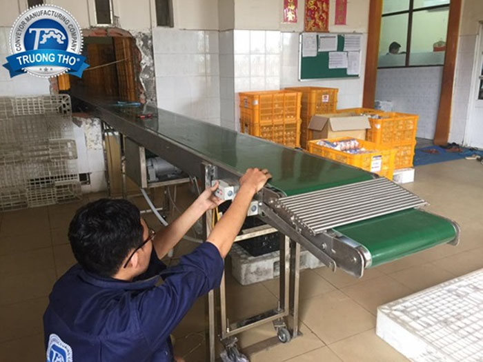 băng tải PVC tải khay trứng