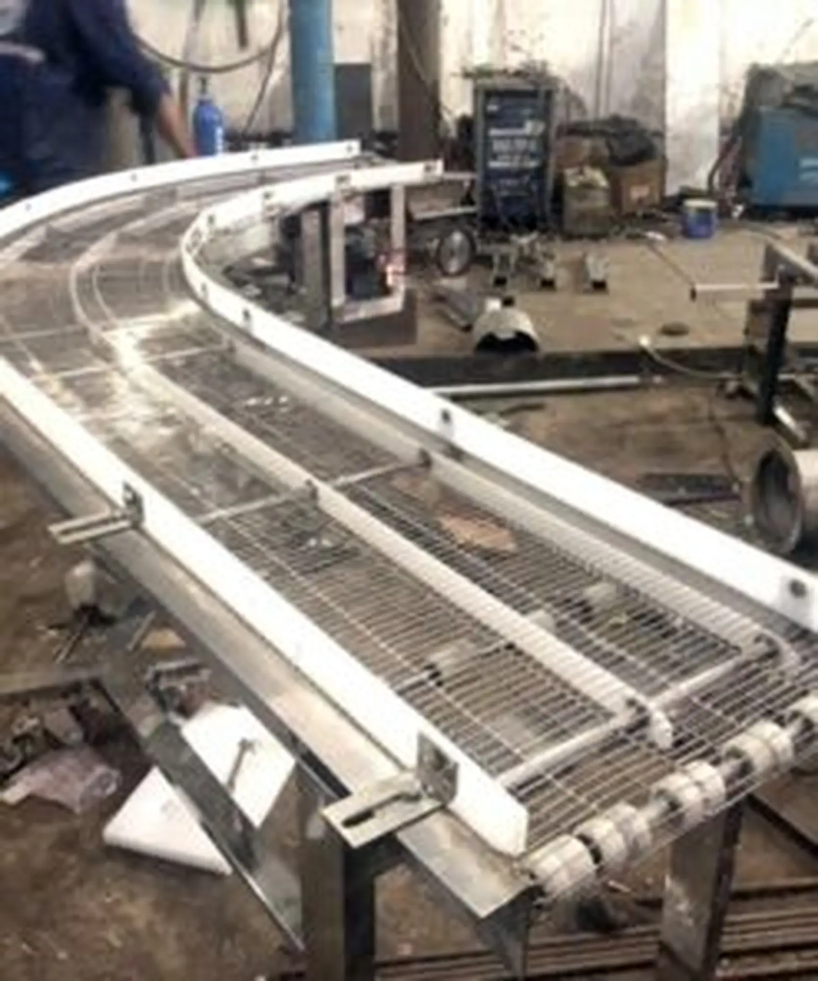 Băng tải lưới inox cong