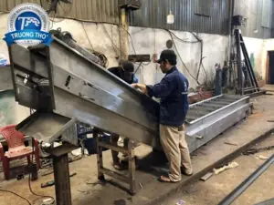 băng tải lưới gạt liệu inox ngâm và rửa - ảnh 4