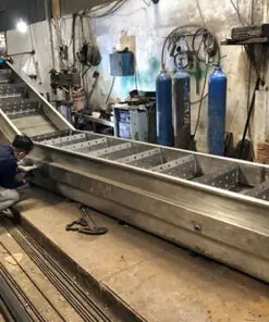 Băng tải lưới gạt liệu inox ngâm và rửa