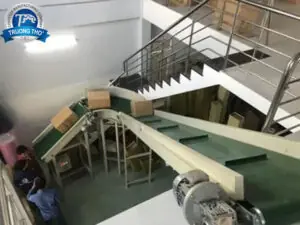 Băng tải PVC nghiêng tải thùng carton