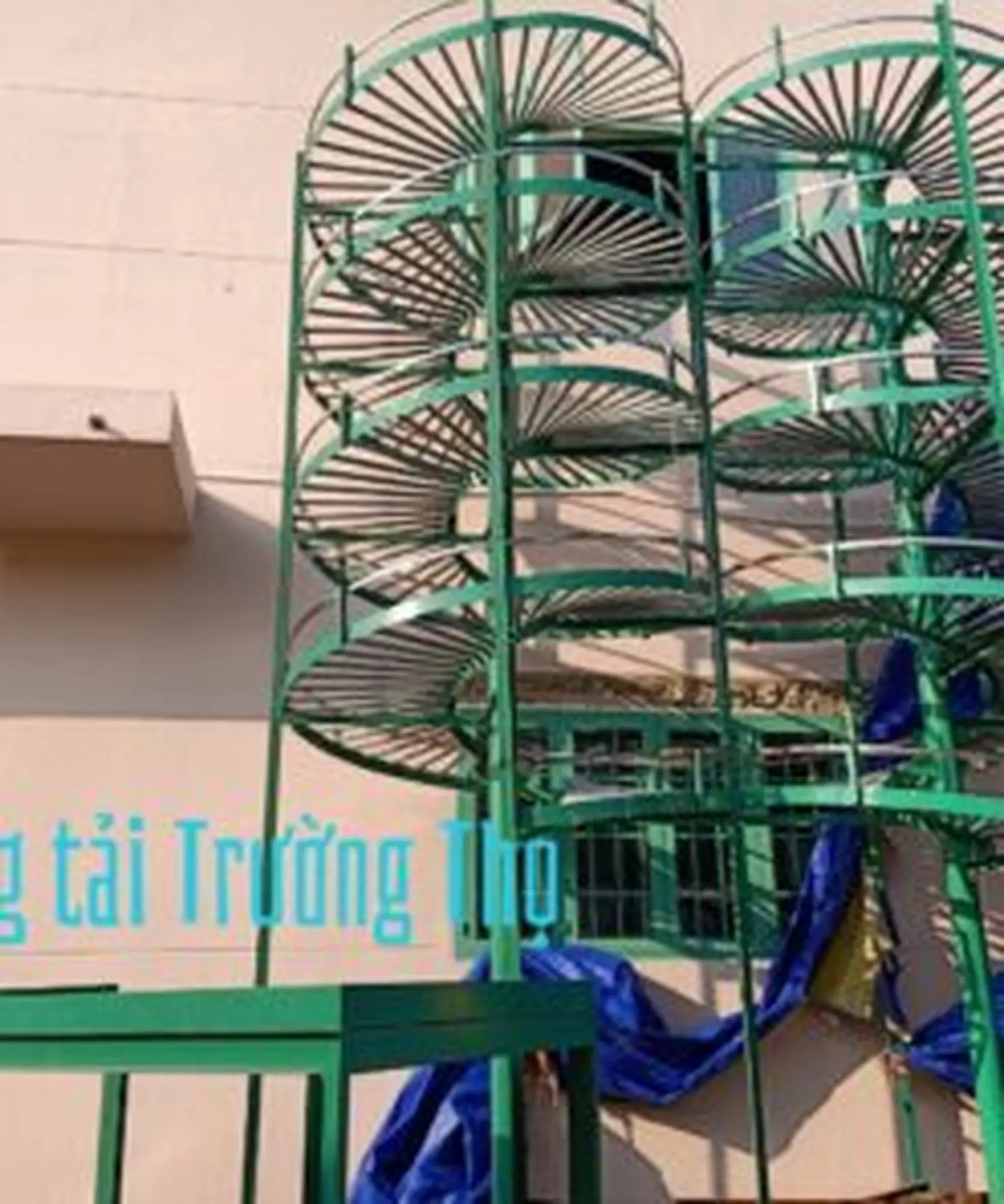 băng tải con lăn xoắn