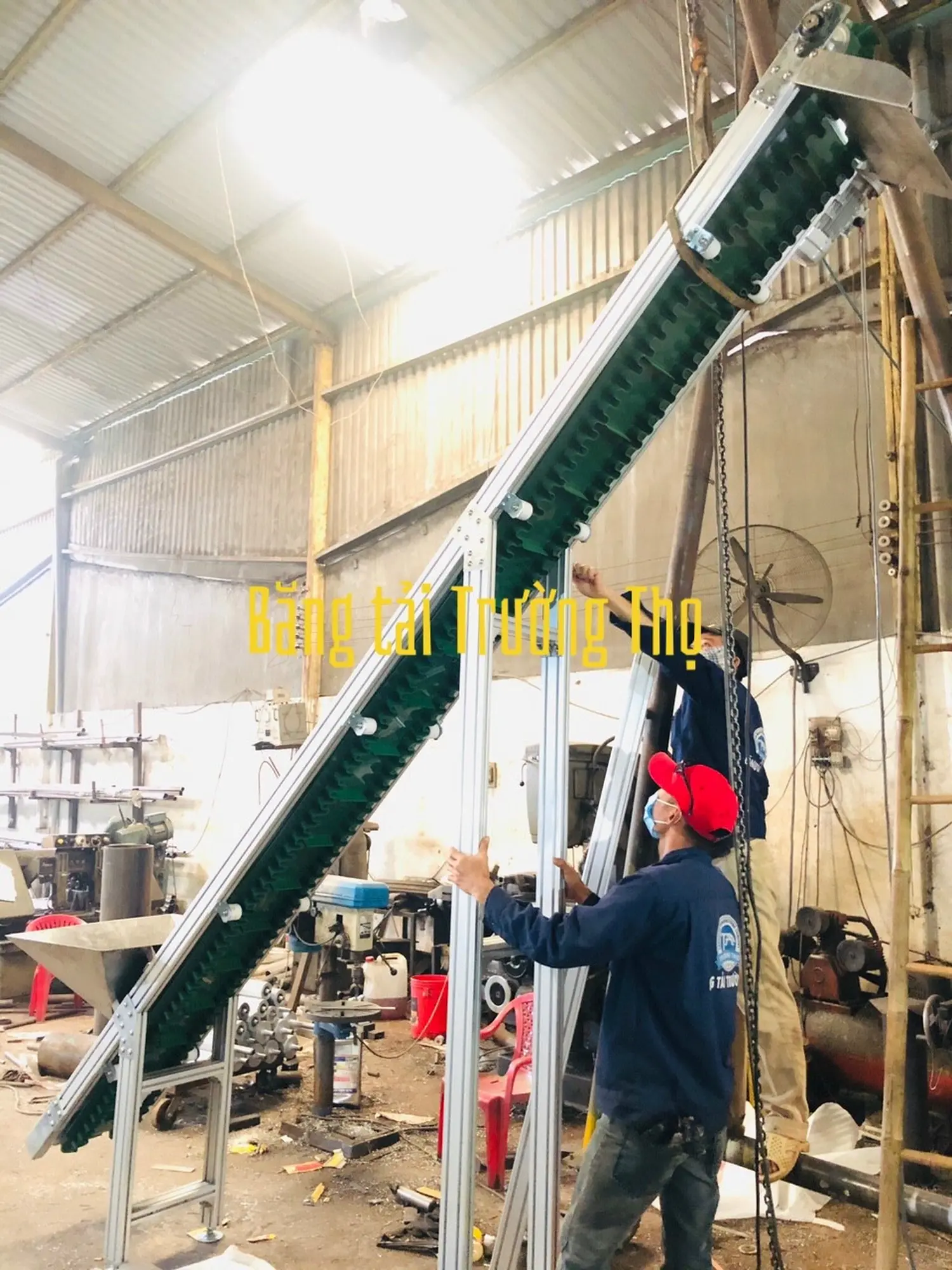 Băng tải cấp liệu pvc gân bèo