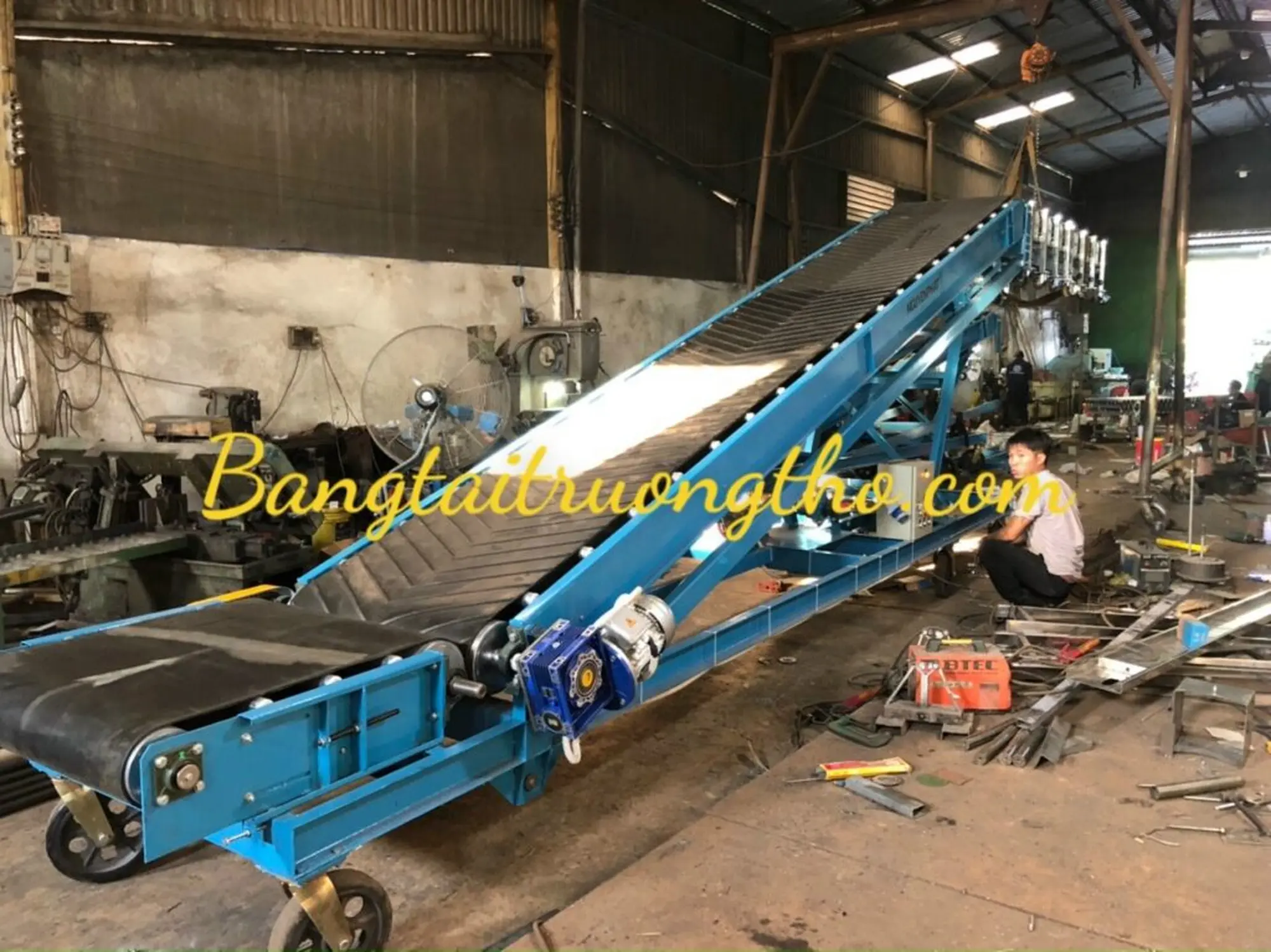 băng tải cao su nâng hạ lên xe container