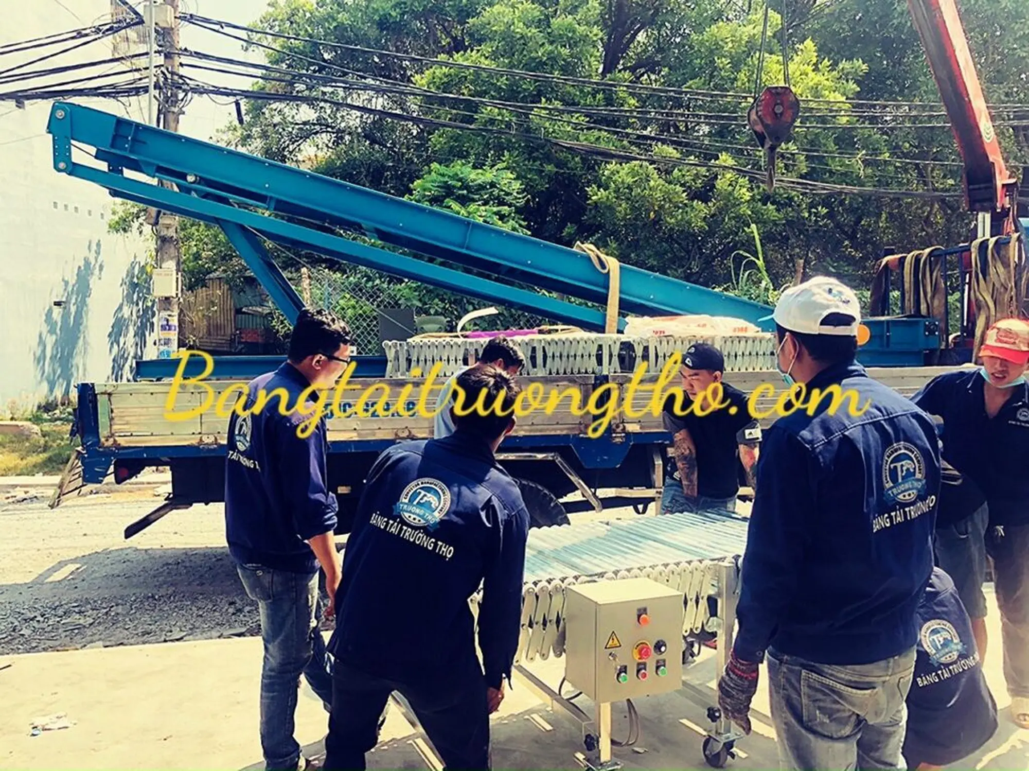 băng tải cao su nâng hạ lên xe container