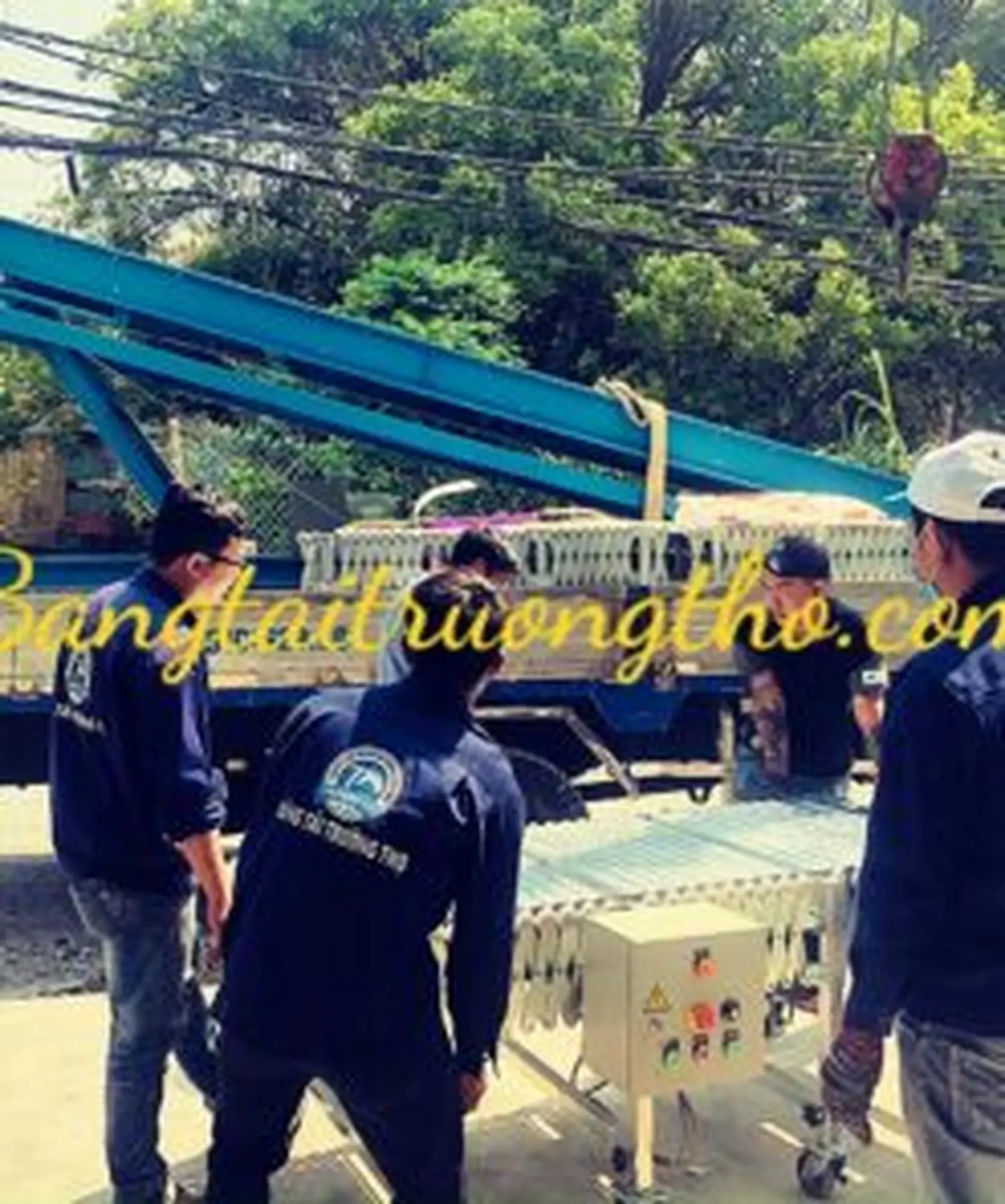 Băng tải cao su nâng hạ lên xe container