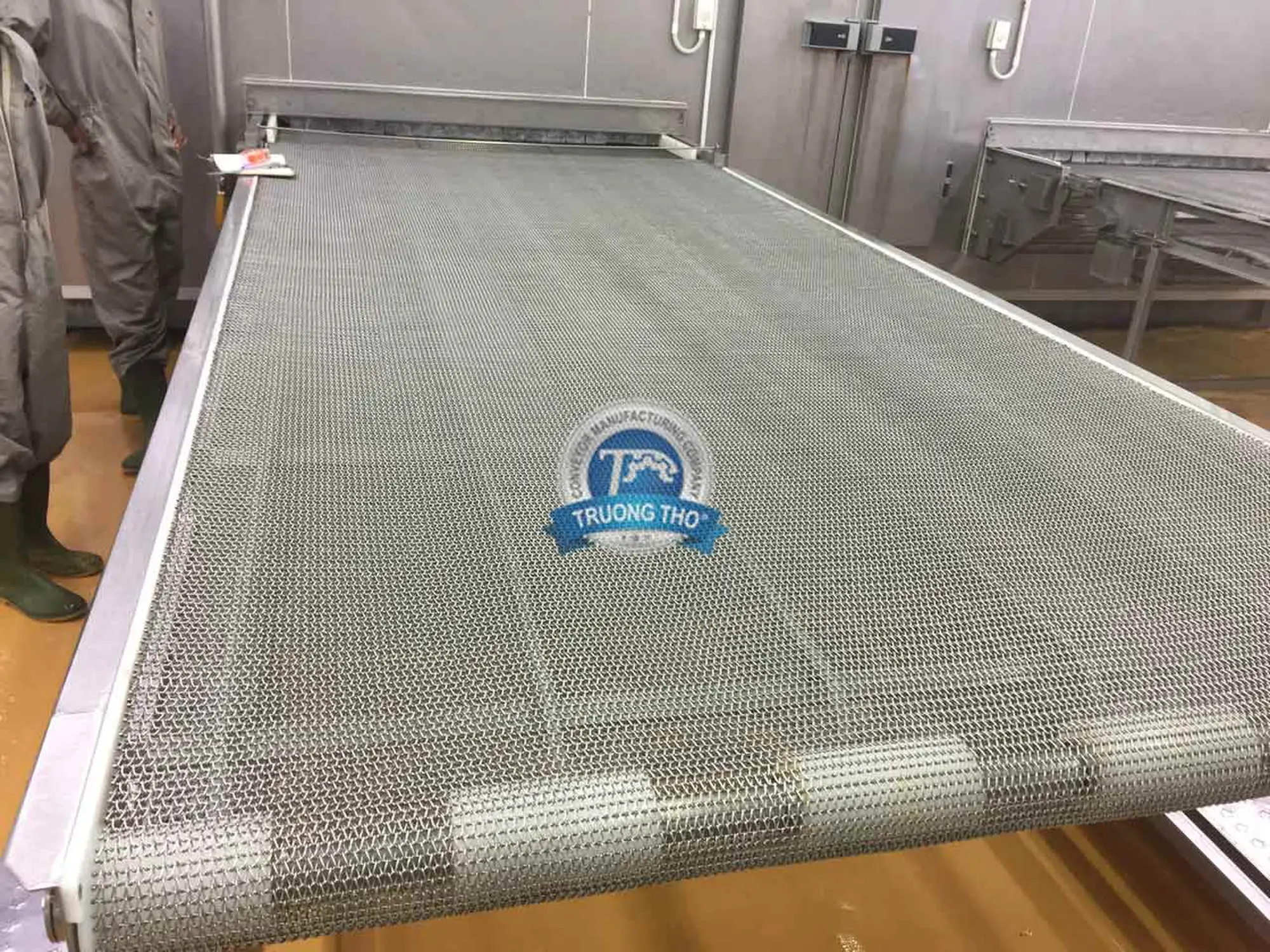 lưới inox 304 được lắp trên hệ thống băng tải