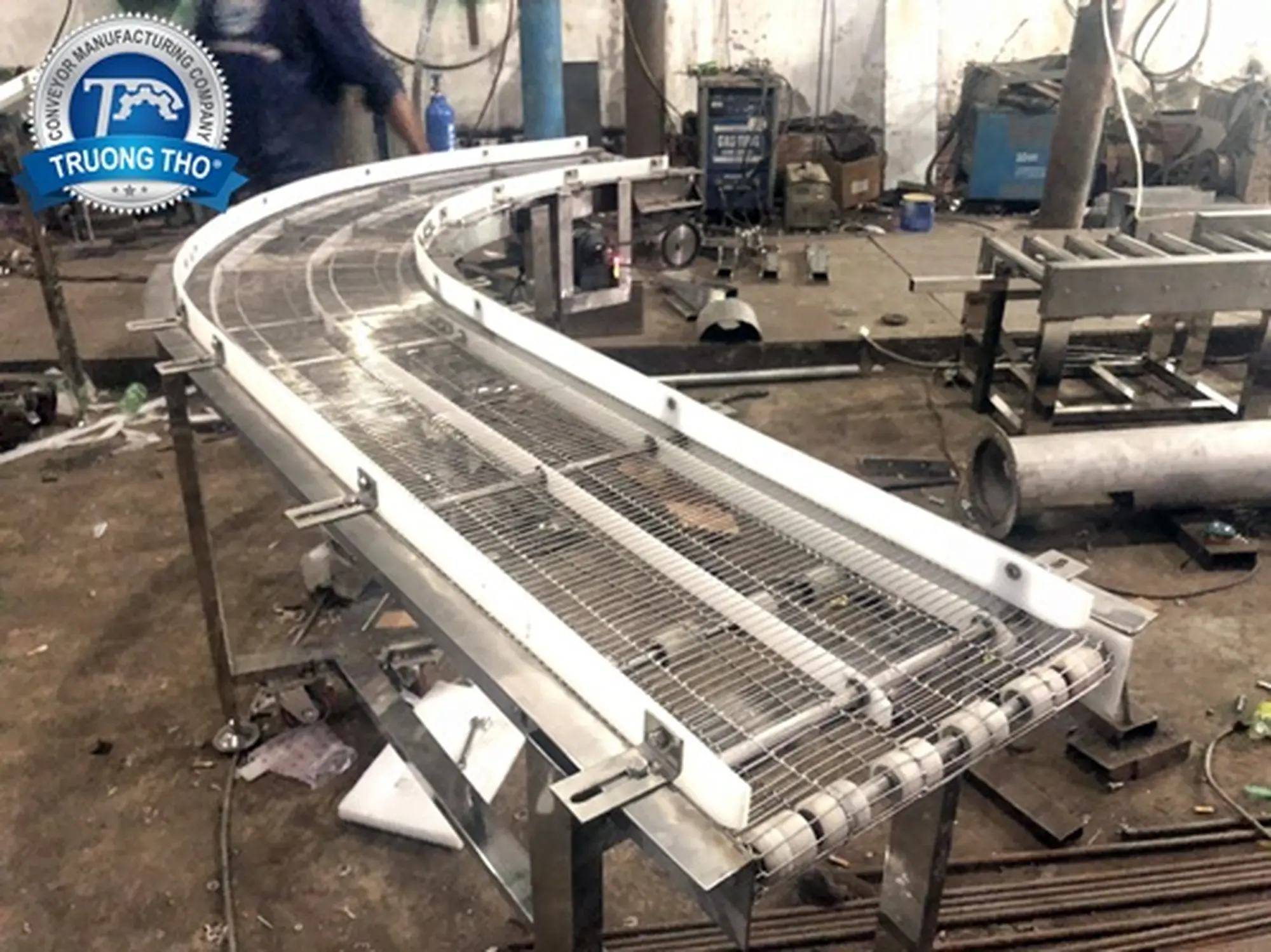 sản xuất băng tải góc cong dạng lưới tại xưởng