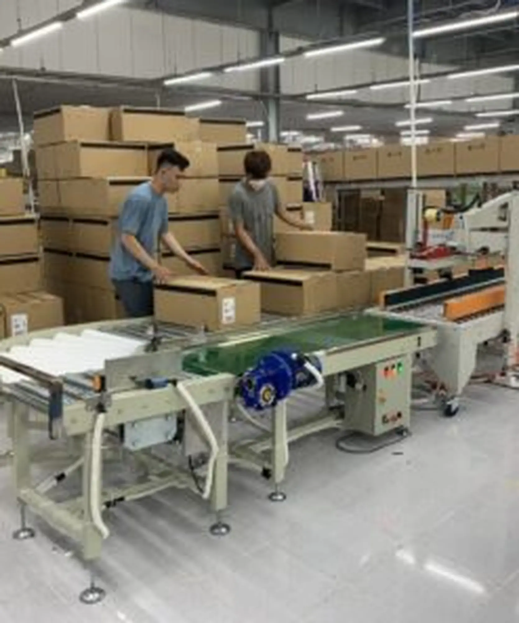 Băng tải con lăn dán thùng carton, xếp hàng bán tự động