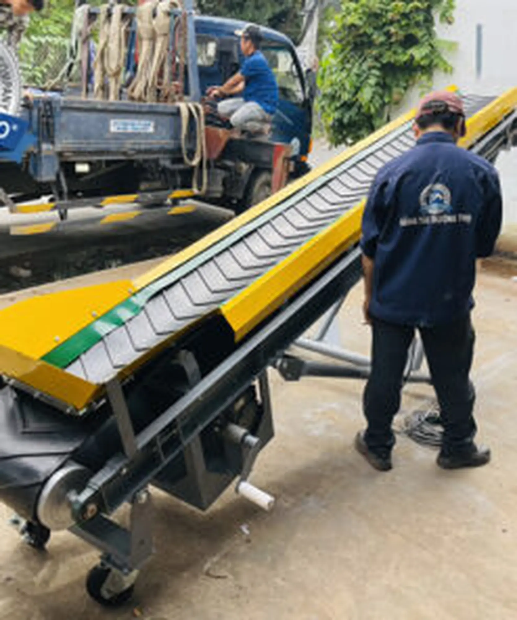 Băng tải cấp liệu viên gỗ nén