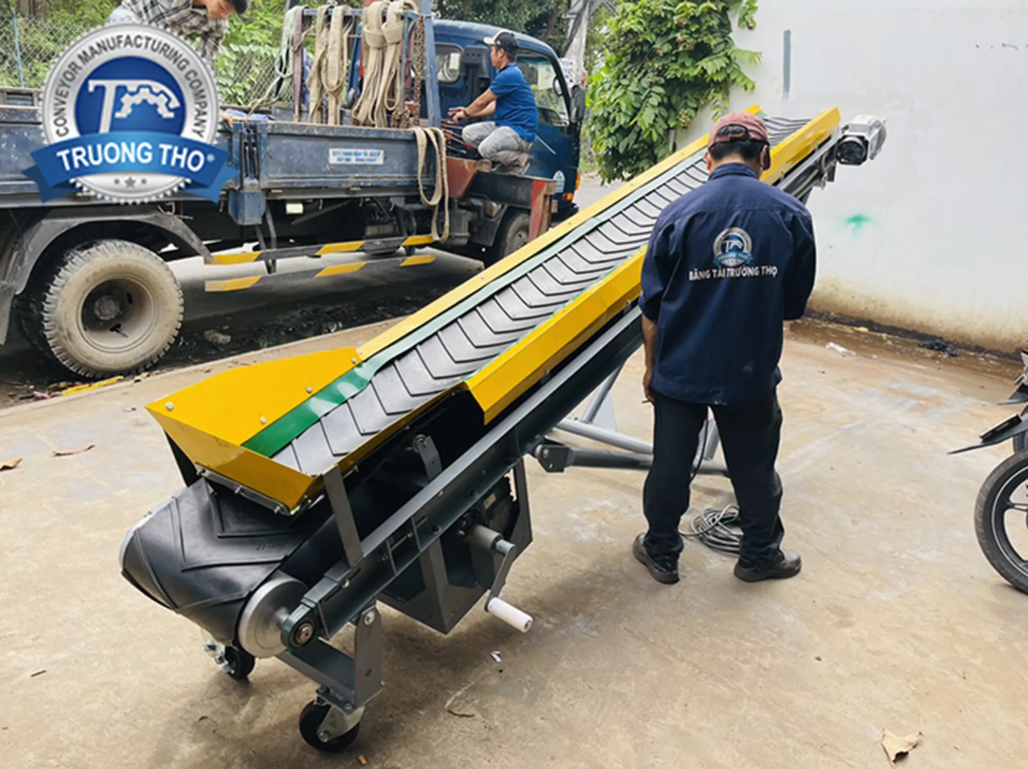 Băng tải cấp liệu viên gỗ nén