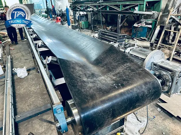 băng tải lòng máng
